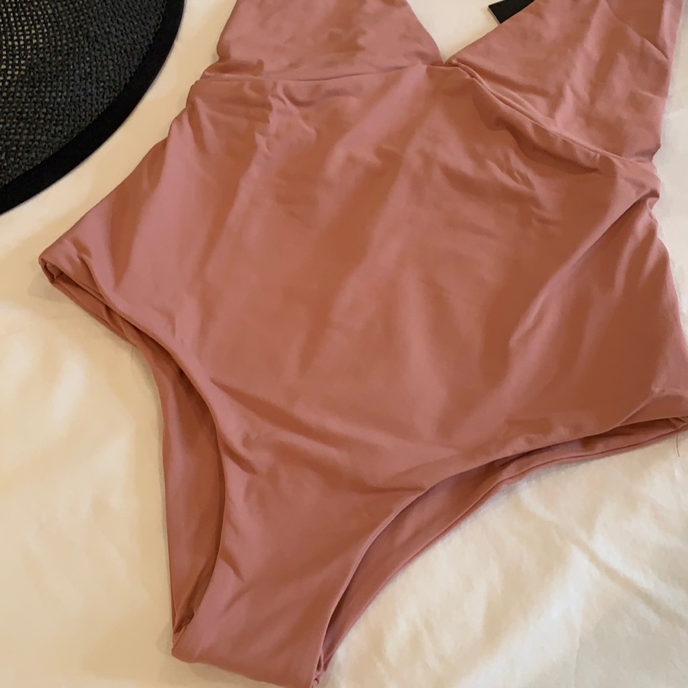 TAVIK DREW PLUNGING V NECKLINE ONE PIECE SWIMSUIT IN ROSE DAWN SIZE SMALL - Picture 12 of 16